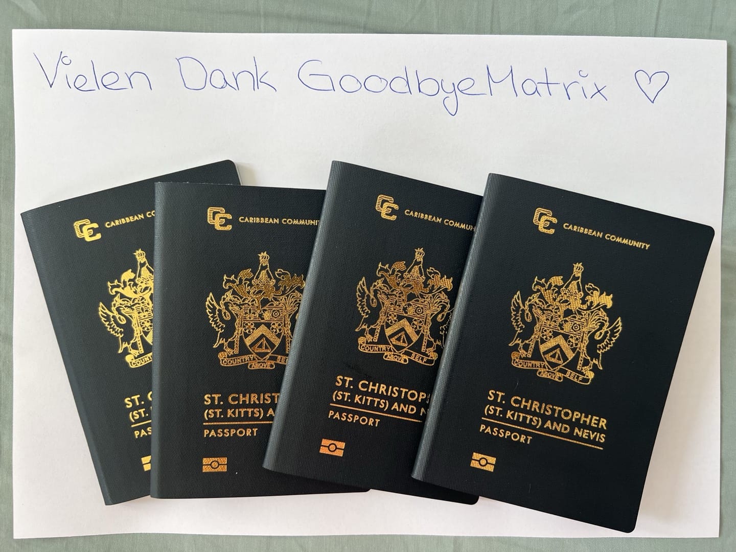 Vier Pässe aus St. Kitts und Nevis mit handgeschriebenem Dank an GoodbyeMatrix